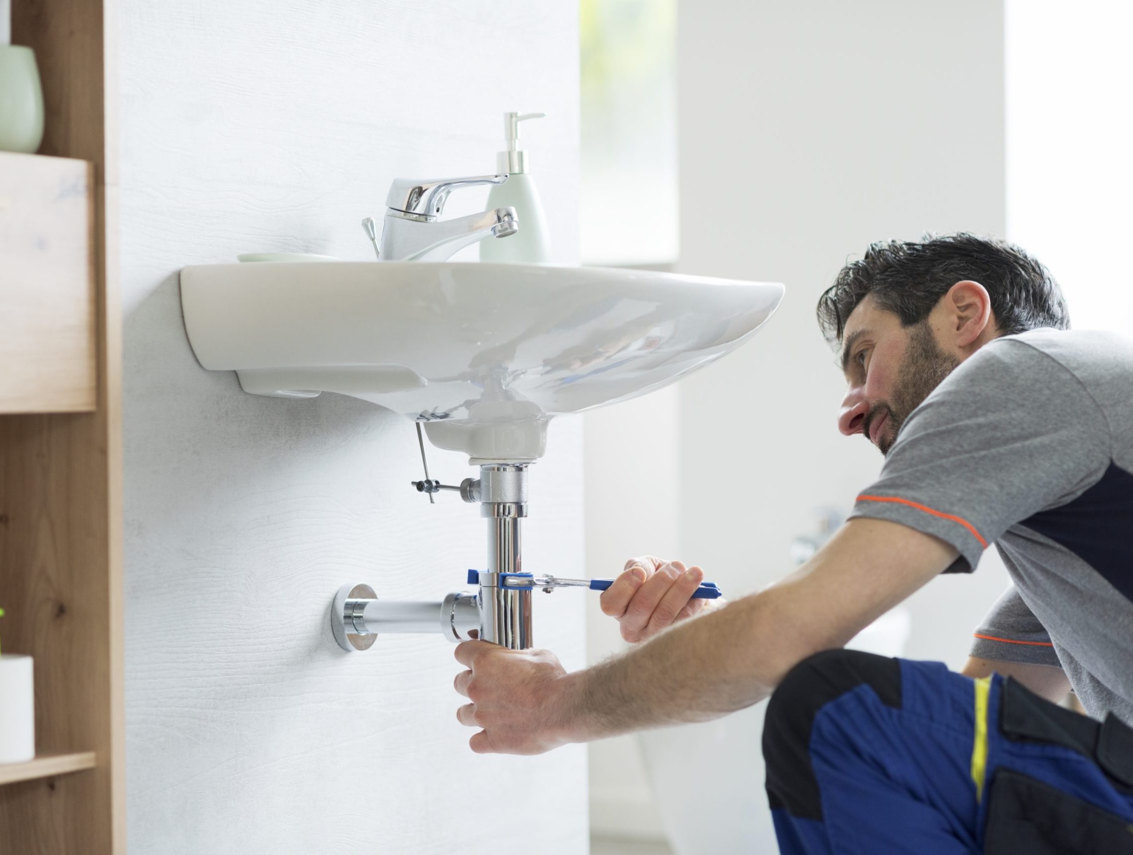 Professional,Plumber,Fixing,A,Bathroom,Sink,Drain,Using,Water,Pump